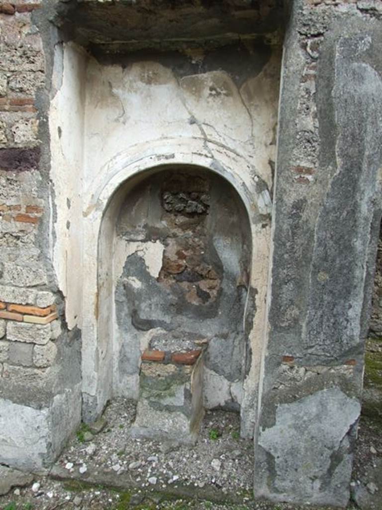 VI.10.7 Pompeii. March 2009. Room 15, east side of garden area. Arched recess 10 at south end.
