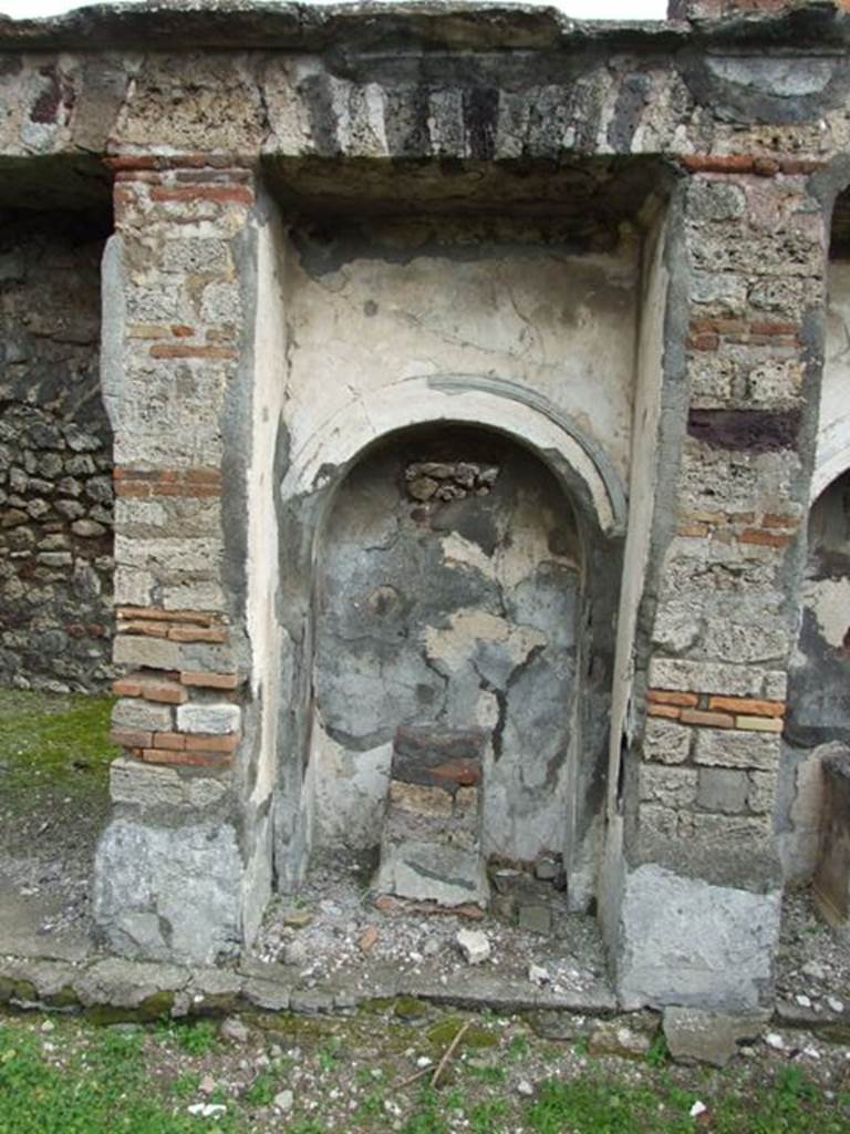 VI.10.7 Pompeii. March 2009. Room 15. Garden area. East side. Arched recess 11.