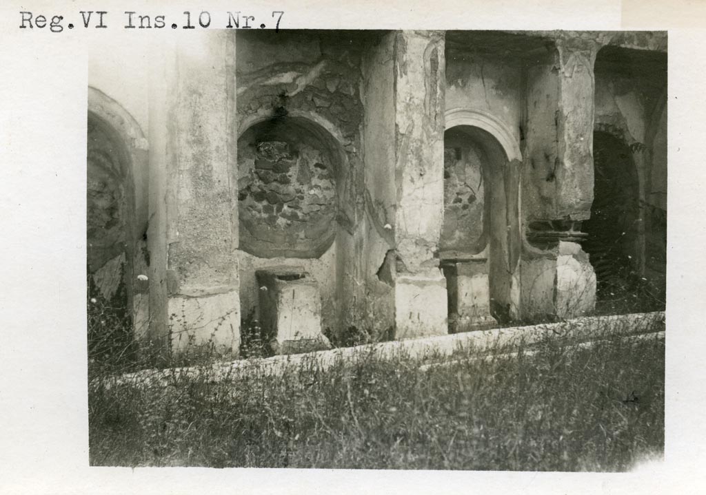 VI.10.7Pompeii. Pre-1937-1939. Room 15, east side of garden area.
Photo courtesy of American Academy in Rome, Photographic Archive. Warsher collection no. 398b.