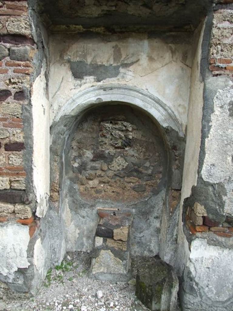 VI.10.7 Pompeii. March 2009. Room 15. Garden area. East side. Arched recess 15.