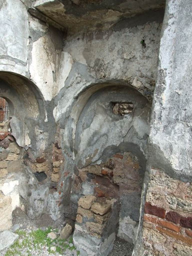 VI.10.7 Pompeii. March 2009. Room 15. Garden area. East side. Arched recess 18 at north end.