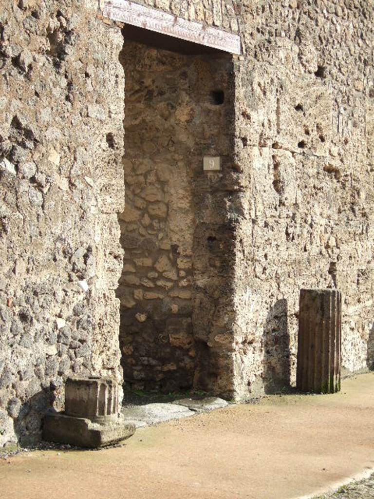 VI.10.9 Pompeii. May 2006. Entrance doorway, looking east.