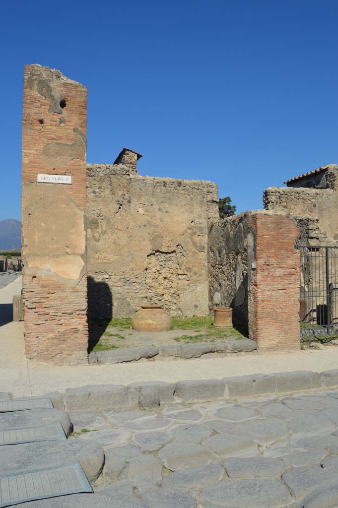 VI.10.10 Pompeii. October 2017. 
Looking north to shop, on corner of Via di Mercurio, on left, and Via della Fortuna.
Foto Taylor Lauritsen, ERC Grant 681269 D�COR.
