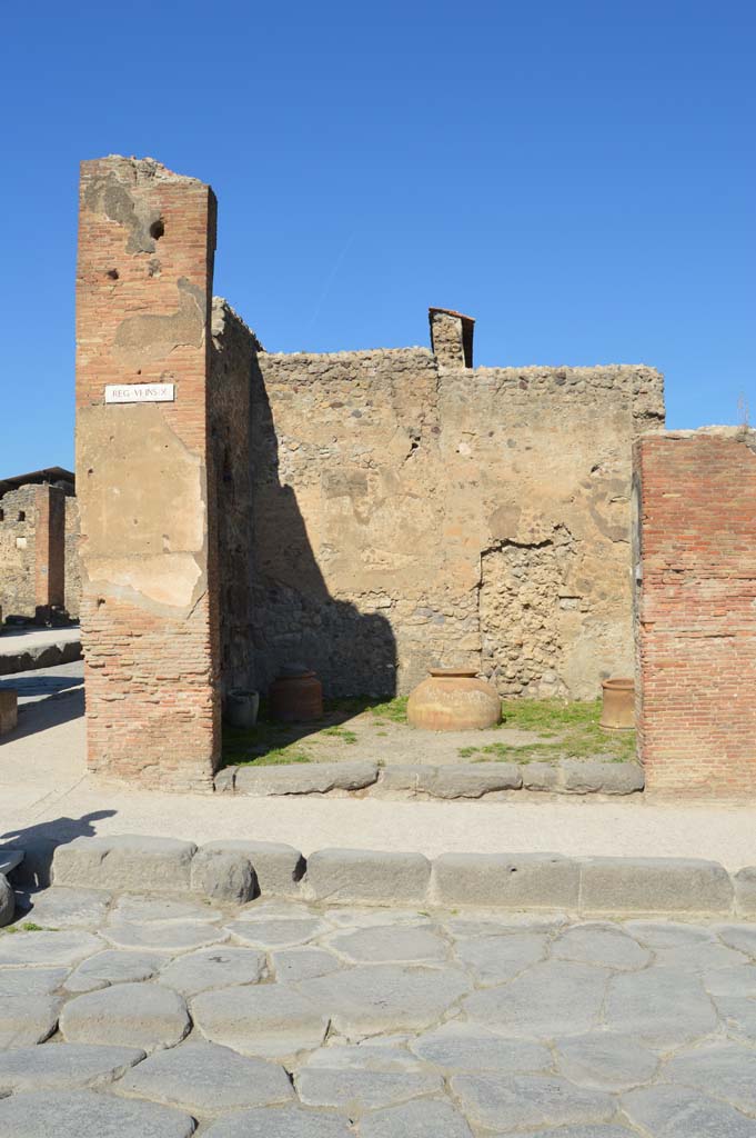 VI.10.10 Pompeii. October 2017. Looking north towards shop.
Foto Taylor Lauritsen, ERC Grant 681269 D�COR.
