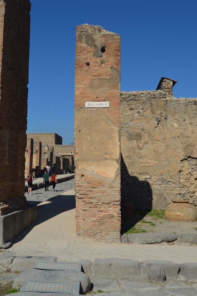 VI.10.10 Pompeii. October 2017. 
Looking north to pilaster on west side of entrance doorway, with arch in Via di Mercurio, on left.
Foto Taylor Lauritsen, ERC Grant 681269 D�COR.

