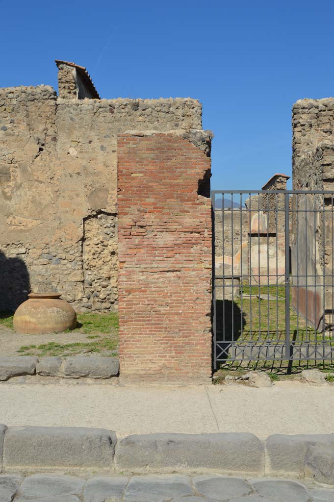 VI.10.10 Pompeii. October 2017.
Looking north to pilaster on east side of entrance doorway, with doorway to VI.10.11, on right.
Foto Taylor Lauritsen, ERC Grant 681269 D�COR.
