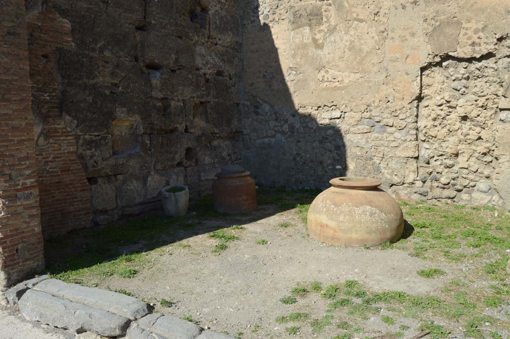 VI.10.10 Pompeii. October 2017. Looking towards west side of shop.
Foto Taylor Lauritsen, ERC Grant 681269 D�COR.
