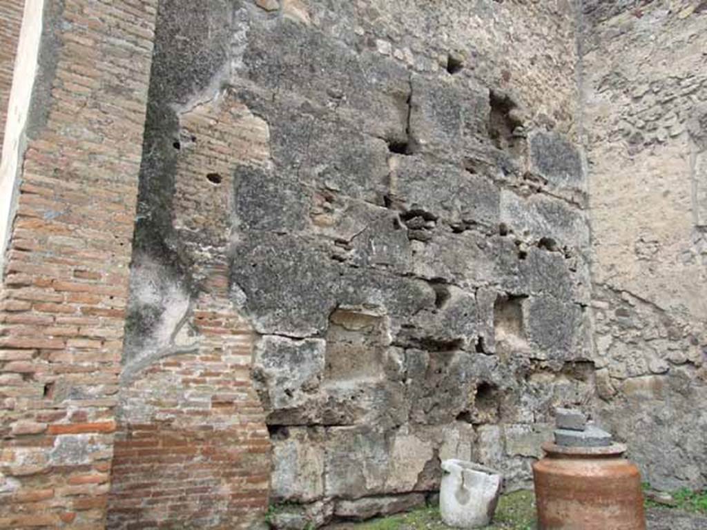 VI.10.10 Pompeii. May 2010. West wall. According to Eschebach, on the left of the shop would have been the stairs and a niche lararium. See Eschebach, L., 1993. Geb�udeverzeichnis und Stadtplan der antiken Stadt Pompeji. K�ln: B�hlau. (p.195)
