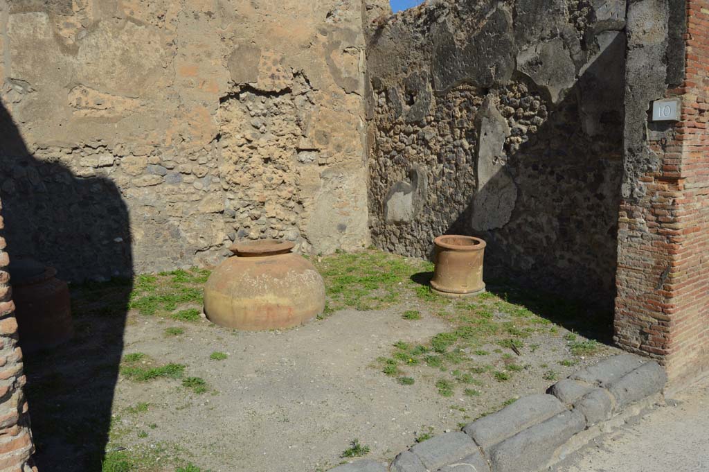 VI.10.10 Pompeii. October 2017. Looking towards north-east corner.
Foto Taylor Lauritsen, ERC Grant 681269 D�COR.

