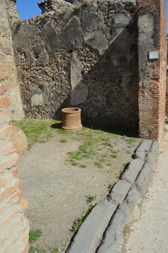 VI.10.10 Pompeii. October 2017. Looking east across shop and doorway threshold.
Foto Taylor Lauritsen, ERC Grant 681269 D�COR.

