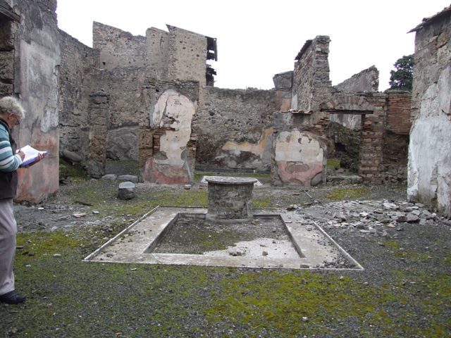 VI.10.11 Pompeii. March 2009. Room 4. Niche.