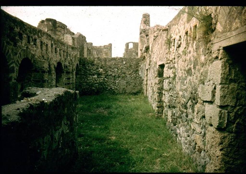 VI.10.16 Pompeii.  Looking west towards Tablinum on upper level.  Photographed 1970-79 by G�nther Einhorn, picture courtesy of his son Ralf Einhorn.