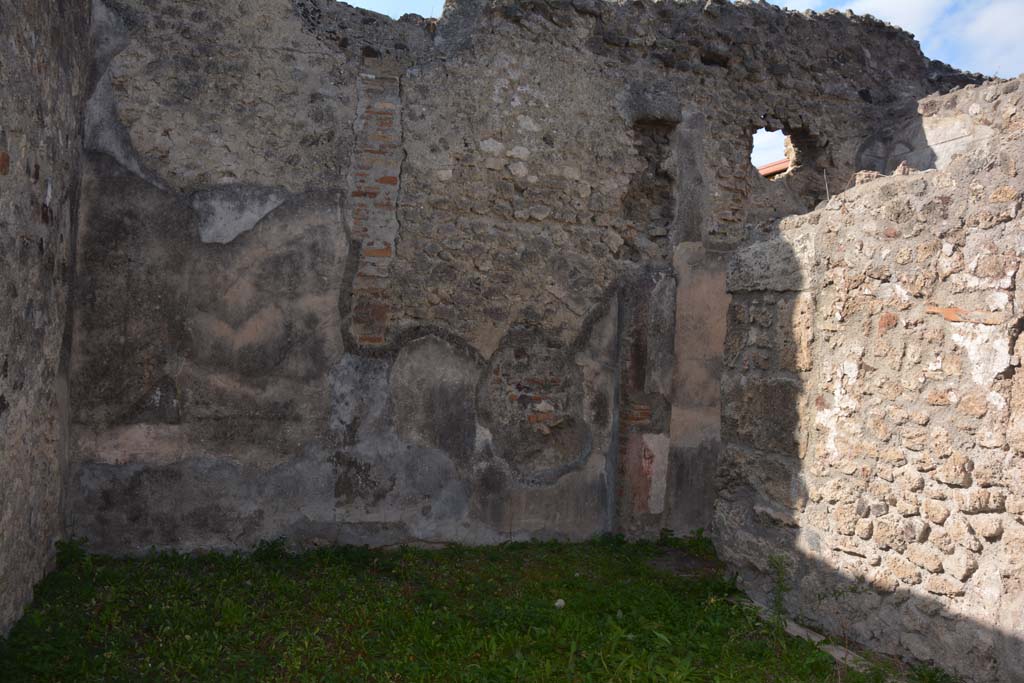 VI.11.9 Pompeii. October 2017. Room 5, looking towards west wall, doorway into room 4 in north-west corner and north wall.
Foto Annette Haug, ERC Grant 681269 D�COR
