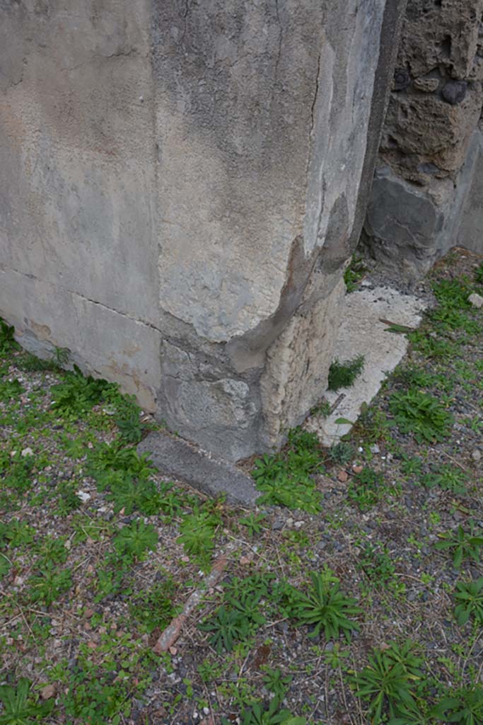 VI.11.9 Pompeii. October 2017. 
Room 7, detail of pilaster on north wall at east end, with atrium 3.
Foto Annette Haug, ERC Grant 681269 D�COR


