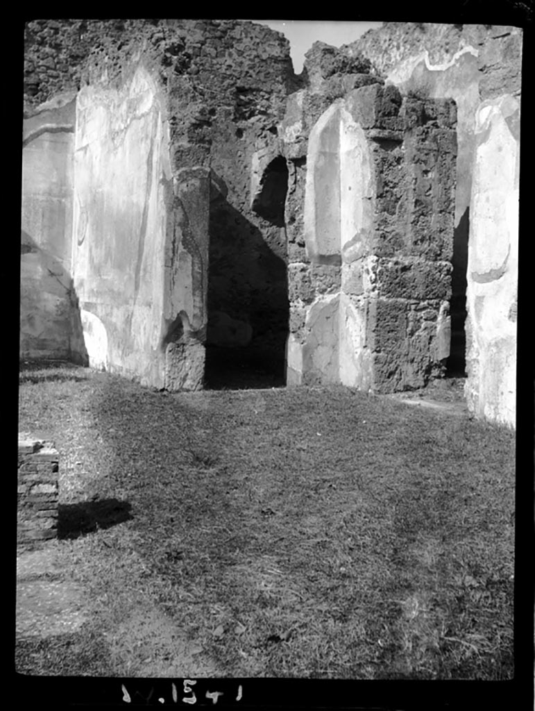 VI.11.9 Pompeii. W.1541. Looking towards north-west corner of atrium 3.
The doorway to room 7, on left, room 8 with recess under stairs, centre, and room 15, corridor, on right.
Photo by Tatiana Warscher. Photo � Deutsches Arch�ologisches Institut, Abteilung Rom, Arkiv. 
