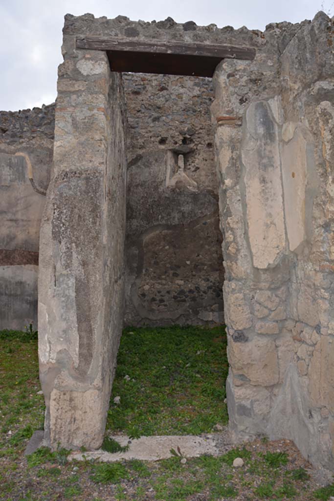 VI.11.9 Pompeii. October 2017. Doorway to room 8, with recess under stairs.
Foto Annette Haug, ERC Grant 681269 D�COR

