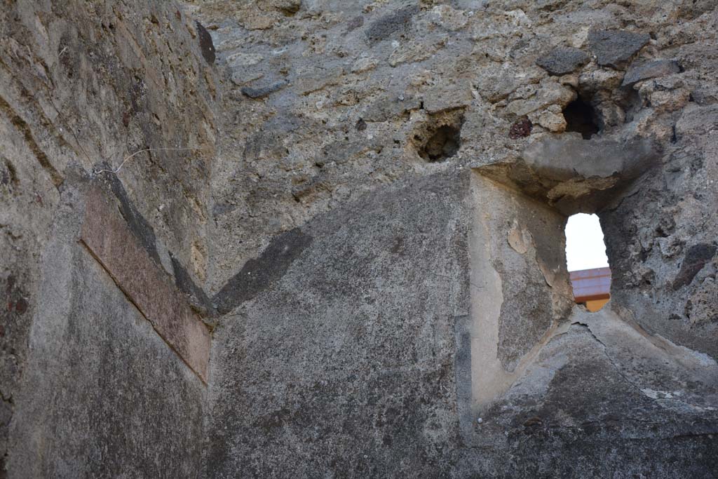 VI.11.9 Pompeii. October 2017. Room 8, detail from upper south-west corner with small window onto Vicolo del Fauno.
Foto Annette Haug, ERC Grant 681269 D�COR



