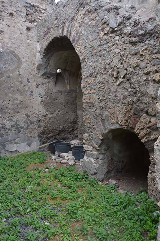 VI.11.9 Pompeii. October 2017. Room 8, north wall with two arched recesses under stairs.
Foto Annette Haug, ERC Grant 681269 D�COR

