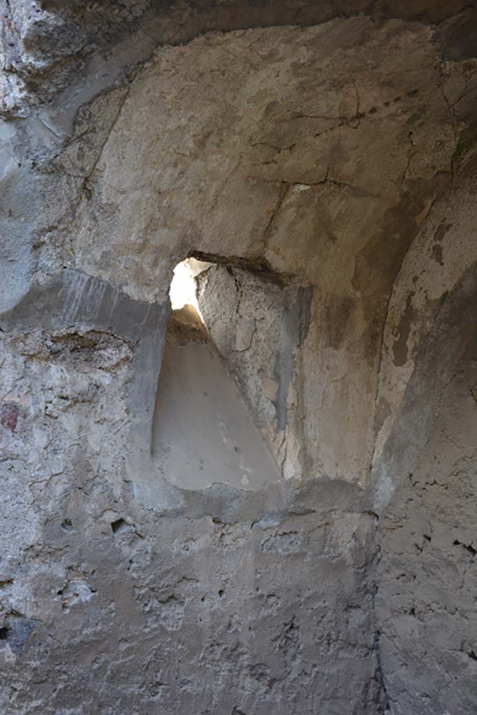 VI.11.9 Pompeii. October 2017. Room 8, window in west wall of larger arched recess.
Foto Annette Haug, ERC Grant 681269 D�COR

