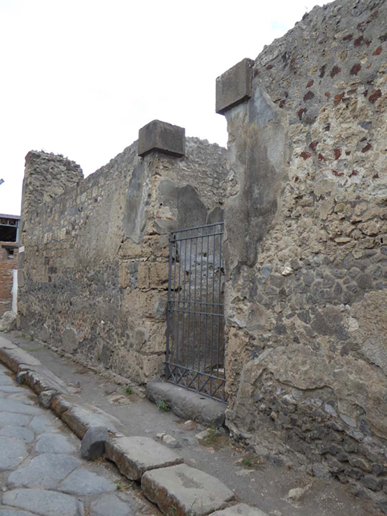 Vicolo di Mercurio, north side, Pompeii. September 2017. 
Looking west along front facade of VI.11, from entrance doorway of VI.11.9, towards junction with Vicolo del Fauno, on left.
Foto Annette Haug, ERC Grant 681269 D�COR

