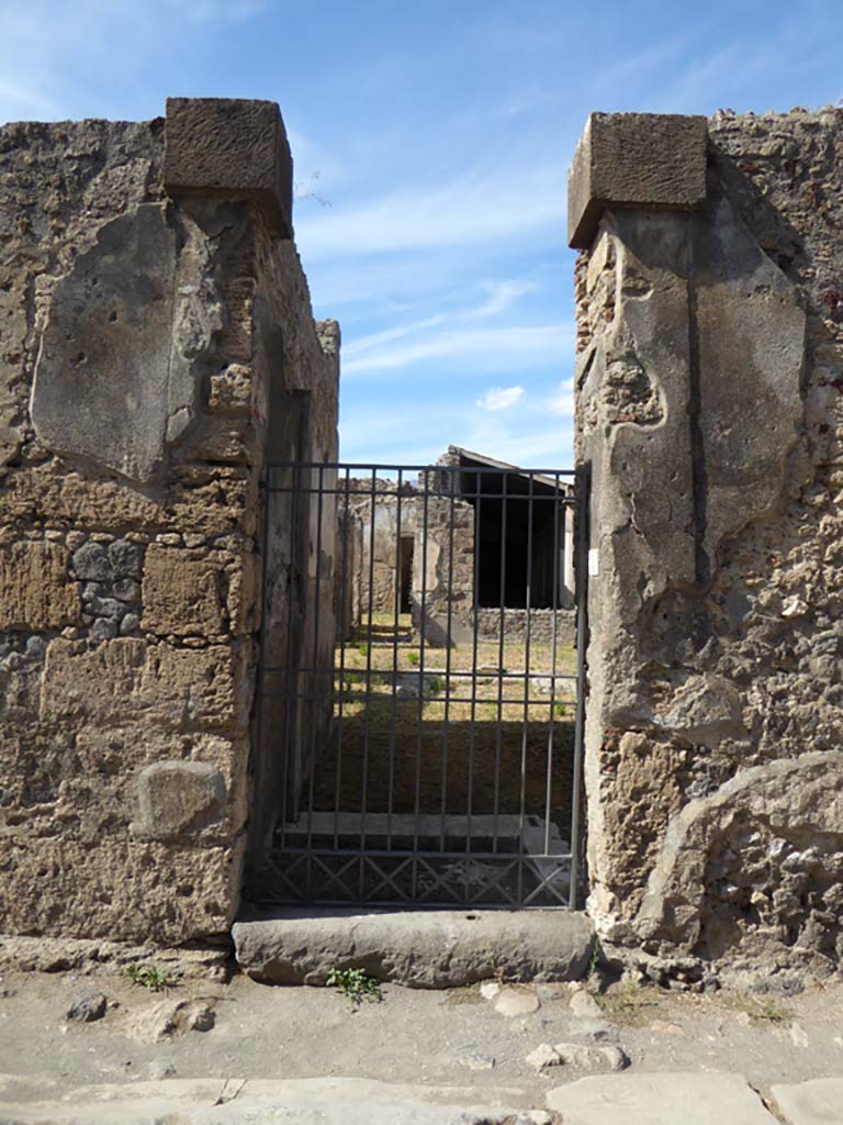 VI.11.9 Pompeii. September 2017. Looking north through entrance doorway.
Foto Annette Haug, ERC Grant 681269 D�COR
