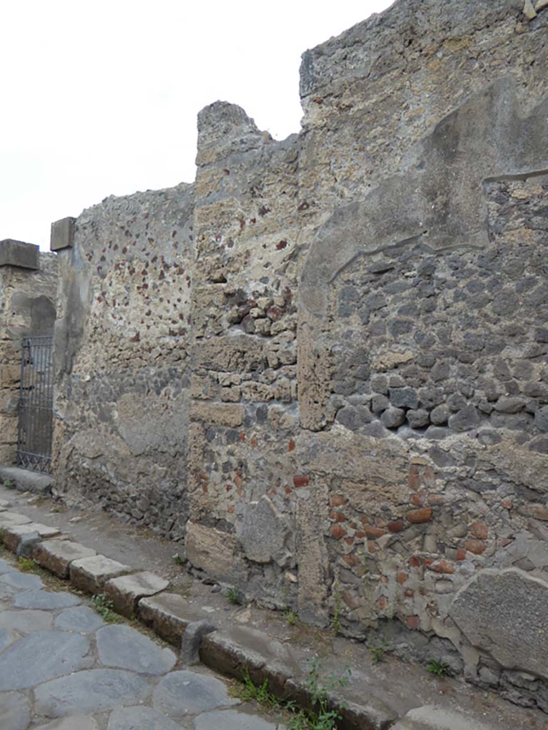 Vicolo di Mercurio, north side, Pompeii. September 2017. 
Looking west along front facade of VI.11, from east side of entrance doorway at VI.11.9, on left. 
Foto Annette Haug, ERC Grant 681269 D�COR
