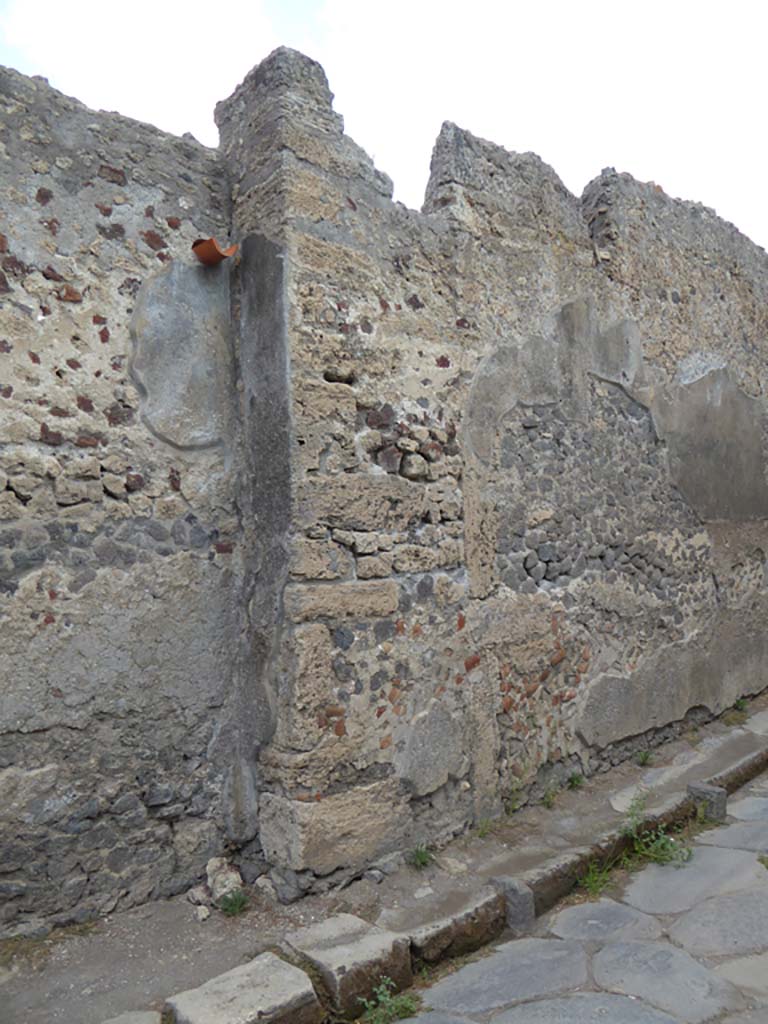 Vicolo di Mercurio, north side, Pompeii. September 2017. 
Looking east along front facade of VI.11.9, from entrance doorway, on the left. 
Foto Annette Haug, ERC Grant 681269 D�COR
