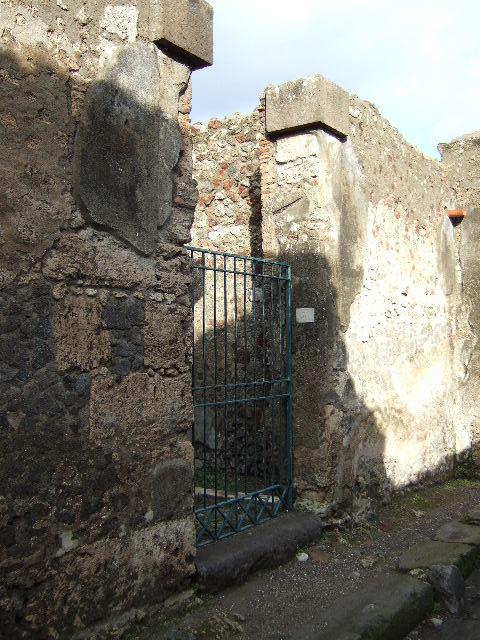 VI.11.9 Pompeii. December 2007. Room 25.Looking at rooms 28, 29 and 30 on west side of Tuscan atrium.