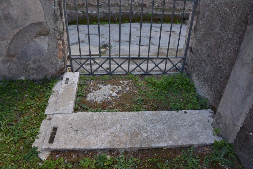 VI.11.9 Pompeii. October 2017. Room 1, entrance corridor, looking south across doorway thresholds of vestibule.
Foto Annette Haug, ERC Grant 681269 D�COR
