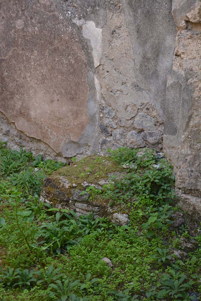 VI.11.9 Pompeii. October 2017. 
Room 2, south wall, leaning against the wall is a stone base for the wooden stairs.
Foto Annette Haug, ERC Grant 681269 D�COR
