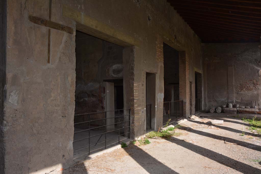 VI.11.10 Pompeii. October 2017. Peristyle 36, looking east from room 42, along doorways opening onto north portico.
Foto Annette Haug, ERC Grant 681269 D�COR

