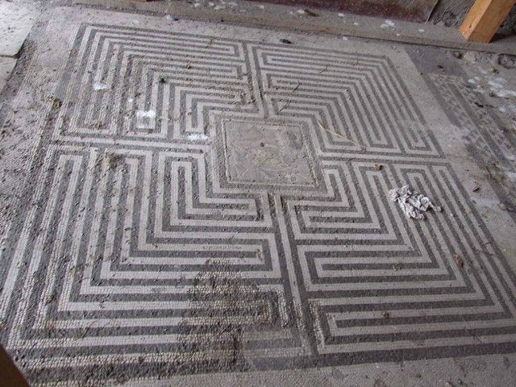 VI.11.10 Pompeii. December 2006. Room 42, labyrinth mosaic on floor of exedra.
According to Fiorelli, in PAH, vol. II, 1819-1860; 
�9th September 1835 � we are working to clear out the earth that covered all the floorings of the peristyle of the house of the private Baths, where in the floor of one of the rooms at the head of the same was revealed a small square of mosaic showing Theseus having killed the Minotaur, sized 17.25 inches squared (0.44m squared) (pal. 1 2/3 in quadro).�
