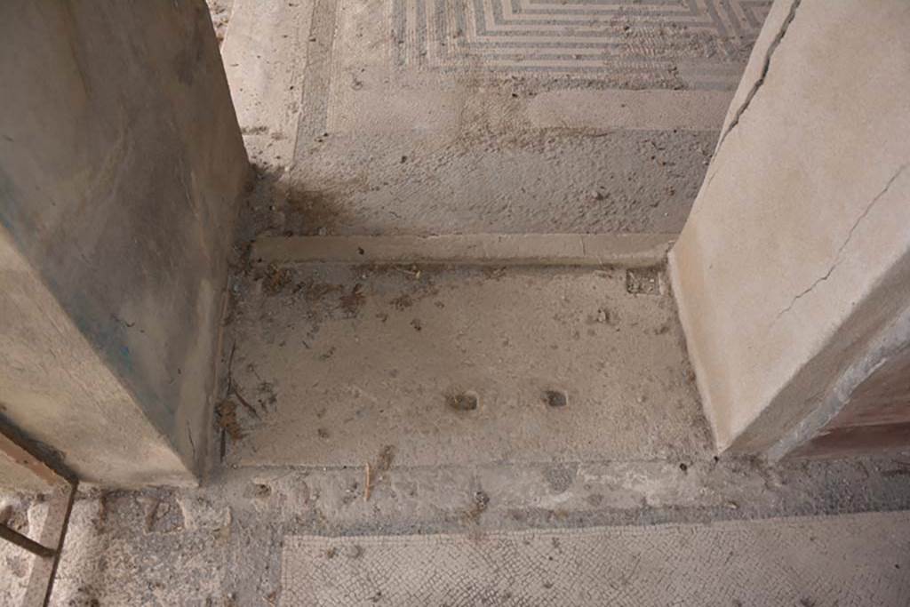 VI.11.10 Pompeii. October 2017. Room 42, doorway threshold, from room 43, towards �labyrinth� mosaic.
Foto Annette Haug, ERC Grant 681269 D�COR
