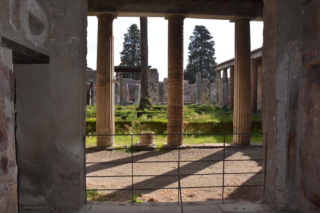 VI.11.10 Pompeii. October 2017. Room 42, looking south across north portico to peristyle 36.
Foto Annette Haug, ERC Grant 681269 D�COR
