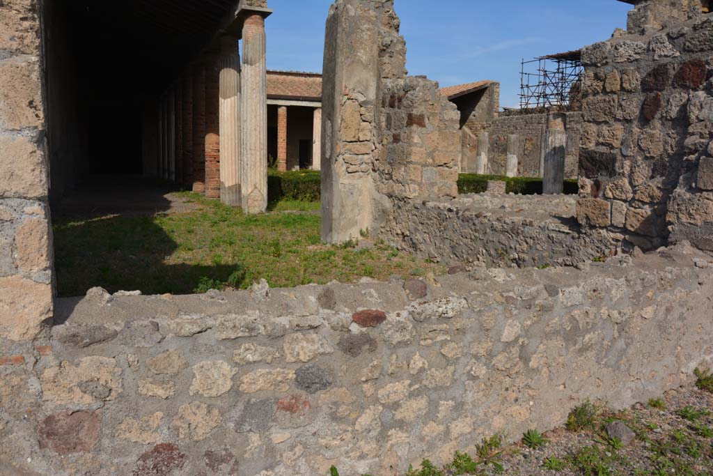VI.11.10 Pompeii. October 2017.
Room 38, looking north through window from north-east corner of atrium 3, into room 38 and out onto Peristyle 36.
Foto Annette Haug, ERC Grant 681269 DÉCOR