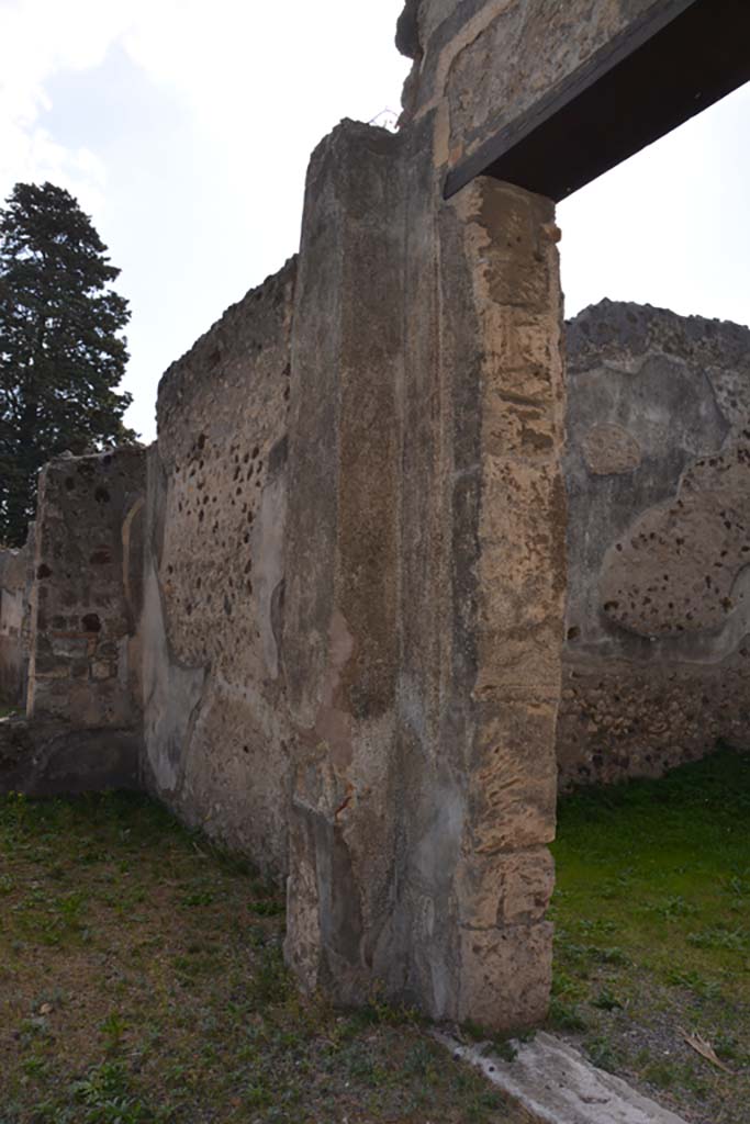 VI.11.10 Pompeii. October 2017.
Room 38, pilaster at north end of west wall, and doorway into services area (room 10), see VI.11.9 for more photos.
Foto Annette Haug, ERC Grant 681269 DÉCOR