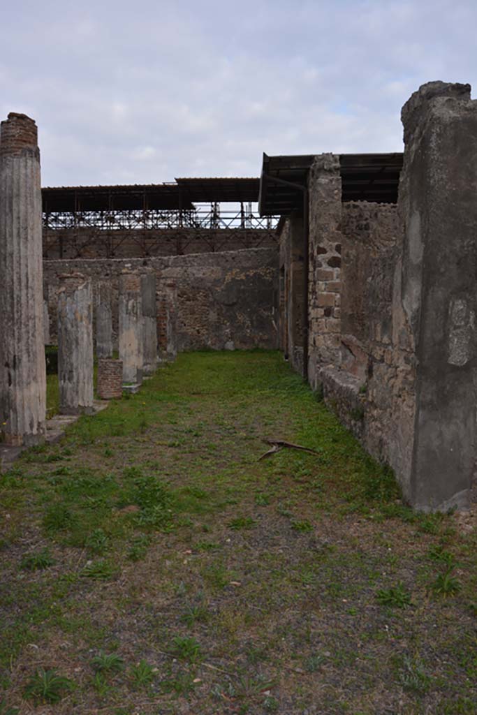 VI.11.10 Pompeii. October 2017.
Looking east along the south portico, from the south-west corner.
Foto Annette Haug, ERC Grant 681269 DÉCOR