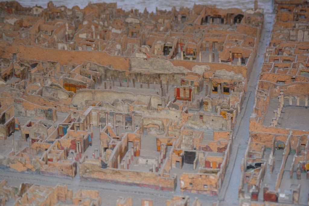 VI.11.9/10 Pompeii. July 2017. Looking towards VI.11.9/10 across the centre, on the north side of Vicolo di Mercurio.
From cork model in Naples Archaeological Museum.
Foto Annette Haug, ERC Grant 681269 D�COR.
