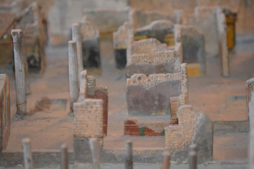 VI.11.9/10 Pompeii. July 2017. The lower red wall, with window and doorway, is the south wall of room 35.
From cork model in Naples Archaeological Museum.
Foto Annette Haug, ERC Grant 681269 D�COR.
