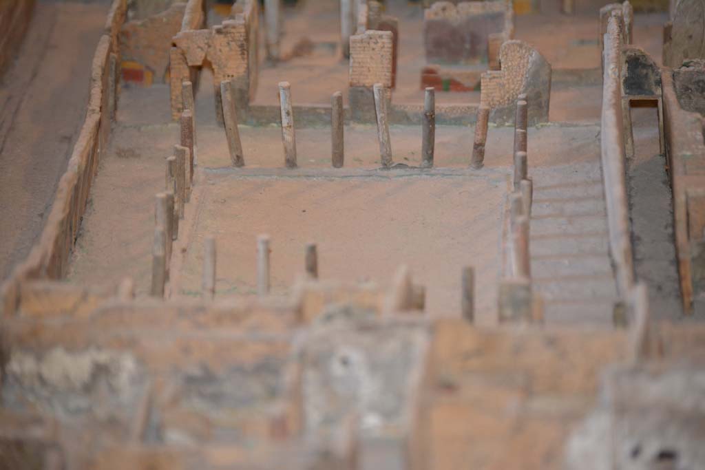 VI.11.9/10 Pompeii. July 2017. Looking across peristyle 36 towards the south portico and its rooms.
From cork model in Naples Archaeological Museum.
Foto Annette Haug, ERC Grant 681269 D�COR.
