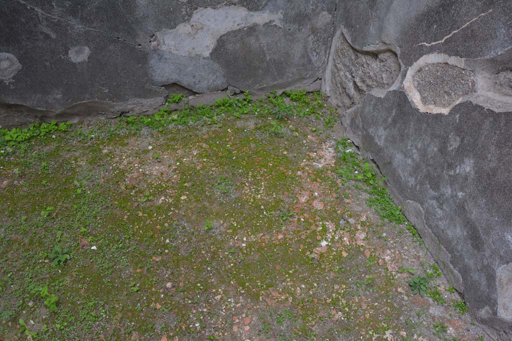 VI.11.10 Pompeii. October 2017. Room 3, flooring in north-west corner.
Foto Annette Haug, ERC Grant 681269 D�COR


