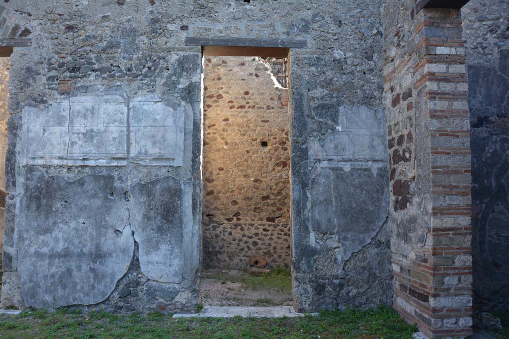 VI.11.10 Pompeii. October 2017. South-east corner of atrium, with doorway to room 26, in centre, and room 25, on right.
Foto Annette Haug, ERC Grant 681269 D�COR

