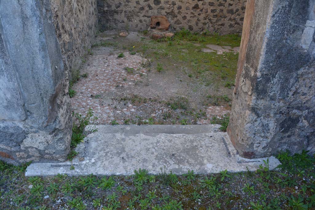 VI.11.10 Pompeii. October 2017. Room 26, looking east across doorway threshold towards remaining flooring.
Foto Annette Haug, ERC Grant 681269 D�COR


