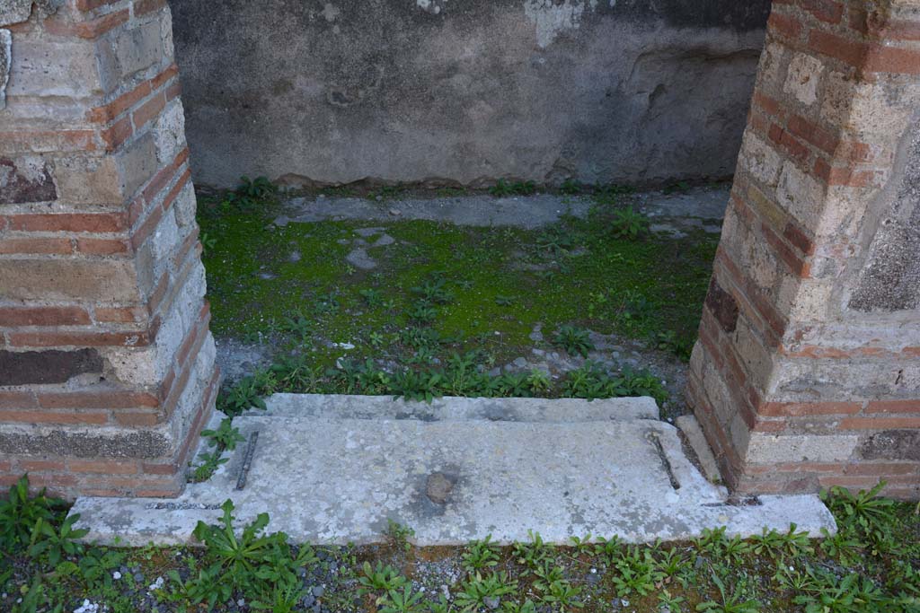 VI.11.10 Pompeii. October 2017. Room 25, doorway threshold, looking south.
Foto Annette Haug, ERC Grant 681269 D�COR

