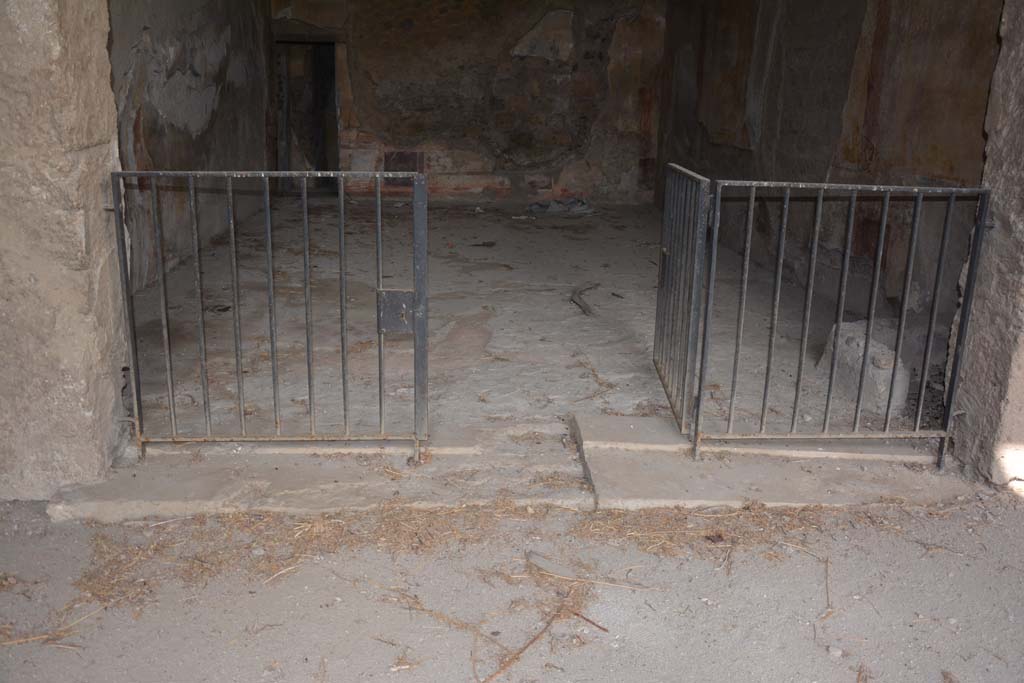 VI.11.10 Pompeii. October 2017. Room 40, doorway threshold from north portico.
Foto Annette Haug, ERC Grant 681269 D�COR
