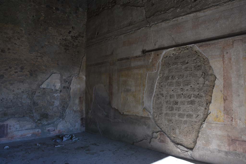 VI.11.10 Pompeii. December 2017. Room 40, north-east corner and east wall.
Foto Annette Haug, ERC Grant 681269 D�COR

