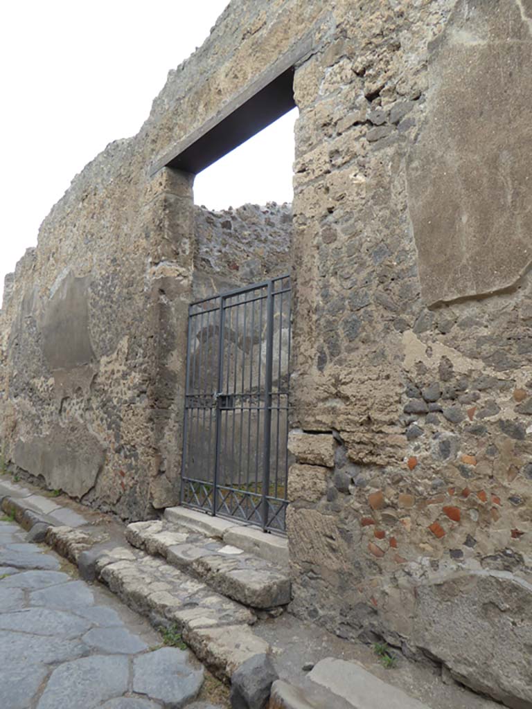 VI.11.10 Pompeii. September 2017.
Looking west along north side of Vicolo di Mercurio towards entrance doorway.
Foto Annette Haug, ERC Grant 681269 DÉCOR