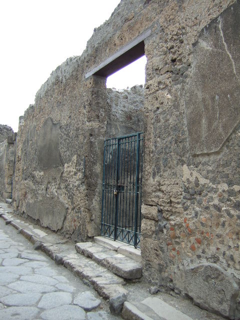 VI.11.10 Pompeii. December 2007. Room 2, detail of Style I, multicoloured stucco bricks.
