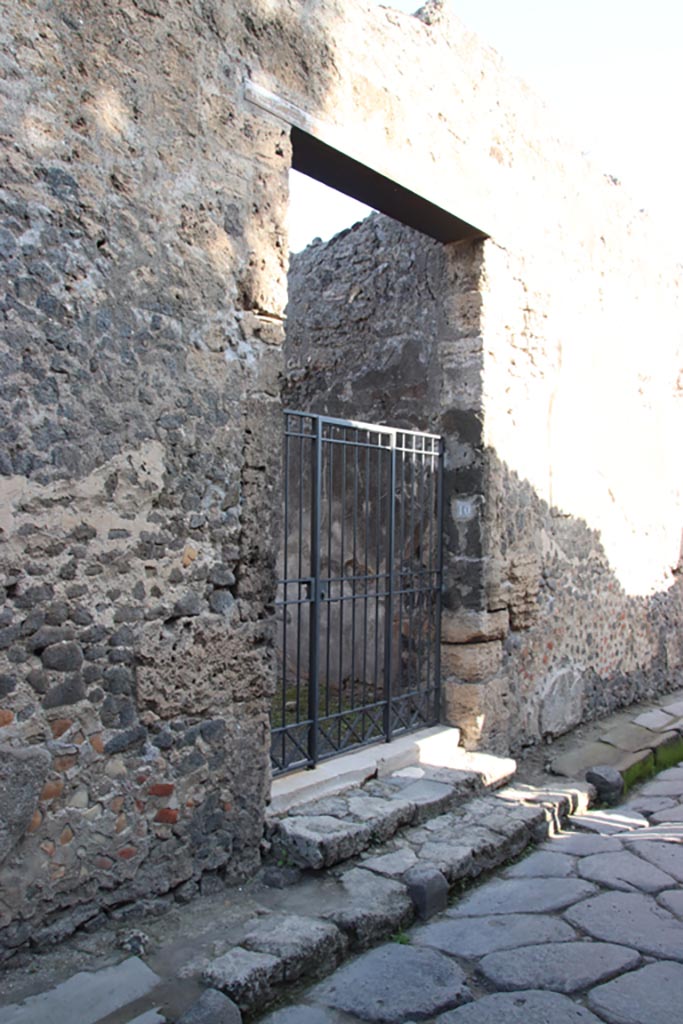 VI.11.10 Pompeii. Pompeii. October 2023.
Looking east to entrance doorway on Vicolo di Mercurio. Photo courtesy of Klaus Heese.