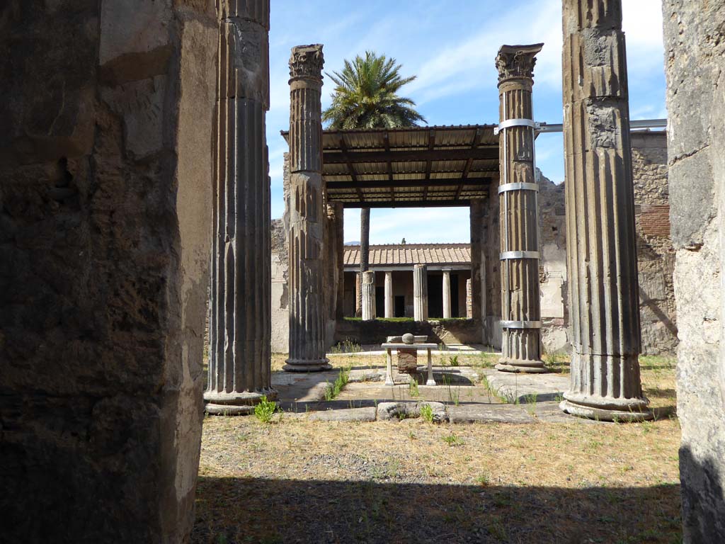 VI.11.10 Pompeii. September 2017. Looking north towards impluvium in atrium from entrance corridor.
Foto Annette Haug, ERC Grant 681269 DÉCOR